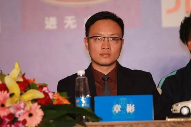 赛后接受慢镜头记者采访时，那不勒斯主帅马扎里为球队的表现向球迷们进行了道歉。